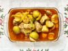 Ragoût aux patates douces et poulet : la recette idéale pour utiliser les restes dans le frigo Famille autour d'une table avec un ragoût aux patates douces et poulet