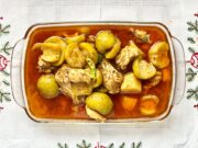Ragoût aux patates douces et poulet : la recette idéale pour utiliser les restes dans le frigo Famille autour d'une table avec un ragoût aux patates douces et poulet