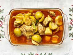 Ragoût aux patates douces et poulet : la recette idéale pour utiliser les restes dans le frigo Famille autour d'une table avec un ragoût aux patates douces et poulet