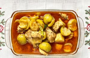 Ragoût aux patates douces et poulet : la recette idéale pour utiliser les restes dans le frigo Famille autour d'une table avec un ragoût aux patates douces et poulet