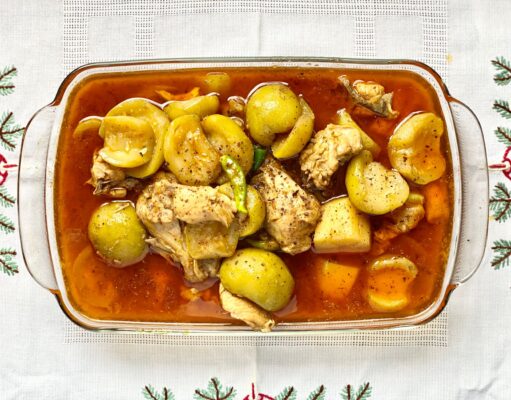 Ragoût aux patates douces et poulet : la recette idéale pour utiliser les restes dans le frigo Famille autour d'une table avec un ragoût aux patates douces et poulet