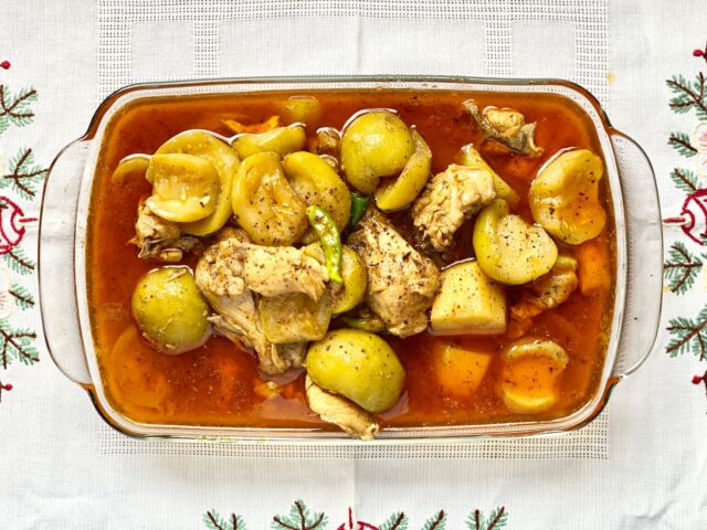 Ragoût aux patates douces et poulet Famille autour d'une table avec un ragoût aux patates douces et poulet