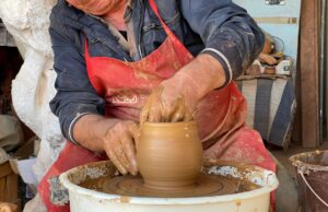 Nantes : Découvrez l’artisanat marocain à portée de main Artisans Marocains de Nantes faisant du potier traditionnel