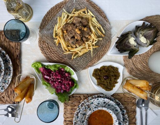 Explorons la cuisine traditionnelle Kabyle présentée sur France 5 Famille algérienne préparant une recette de cuisine traditionnelle Kabyle en Algérie