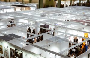 La culture berbère en lumière : l’exposition de Zahira Tigtate à Drancy Zahira Tigtate présentant une exposition de culture berbère à Drancy, France, du 7 au 25 avril 2023.