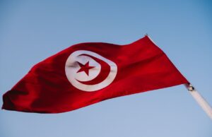 La Tunisie dévoile trois nouveaux maillots pour la Coupe du monde : un événement historique pour nos Carthaginois en diaspora Équipe de Tunisie en tenues modernes dans un stade de football