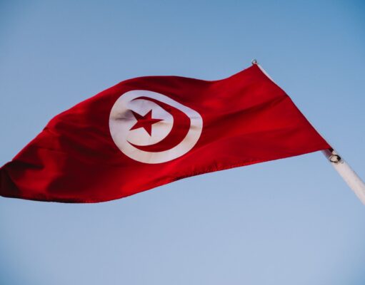 La Tunisie dévoile trois nouveaux maillots pour la Coupe du monde : un événement historique pour nos Carthaginois en diaspora Équipe de Tunisie en tenues modernes dans un stade de football