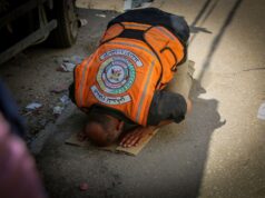 Aid El-Kébir : Qu’est-ce que cette fête musulmane maghrébine? Famille algérienne en prière le jour d'Aid El-Kebir