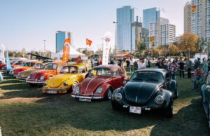 Maroc au Rétromobile 2026 : comment le savoir-faire artisanal marocain brille dans le monde de la voiture antique Moroccan artisans showcasing classic cars at Retromobile 2026