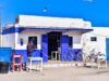 Essaouira : La Cité des Arts et de la Culture en pleine renaissance, un lieu incontournable pour les artistes et les touristes Artist painting in vibrant Essaouira, City of Arts and Culture renaissance