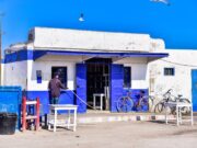Essaouira : La Cité des Arts et de la Culture en pleine renaissance, un lieu incontournable pour les artistes et les touristes Artist painting in vibrant Essaouira, City of Arts and Culture renaissance