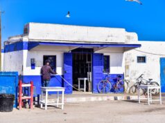 Essaouira : La Cité des Arts et de la Culture en pleine renaissance, un lieu incontournable pour les artistes et les touristes Artist painting in vibrant Essaouira, City of Arts and Culture renaissance
