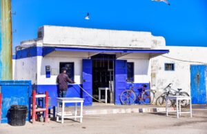 Essaouira : La Cité des Arts et de la Culture en pleine renaissance, un lieu incontournable pour les artistes et les touristes Artist painting in vibrant Essaouira, City of Arts and Culture renaissance