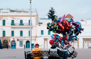 Le Festival Gnaoua : un rayonnement culturel marocain avec une influence mondiale Crowds at the Festival Gnaoua in Essaouira, Morocco enjoying African music and cultural performances