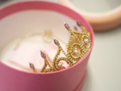 Harriet Sperling défie les traditions royales : son bijou inattendu pour le mariage de Peter Phillips Harriet Sperling unexpected jewelry choice for Peter Phillips royal wedding