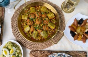 La cuisine algérienne au Salon International de l’Alimentation de Paris 2026 : un rendez-vous incontournable pour la diaspora maghrébine Algerian food stall at SIAL Paris 2026, serving traditional Maghrebi dishes to a crowd of diaspora attendees