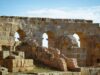 La Tunisie, pays de vacances préféré des Français en 2026 : un nouveau tournant pour les relations franco-tunisiennes ? Famille sur une plage tunisienne ensoleillée devant ruines antiques