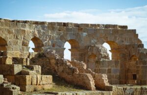 La Tunisie, pays de vacances préféré des Français en 2026 : un nouveau tournant pour les relations franco-tunisiennes ? Famille sur une plage tunisienne ensoleillée devant ruines antiques
