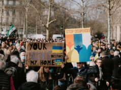 Le défi de l’école multiculturelle : les parents manifestent à l’école du Grand-Fraisses Manifestation de parents à l'extérieur de l'école du Grand-Fraisses avec des enfants diverses ethniques
