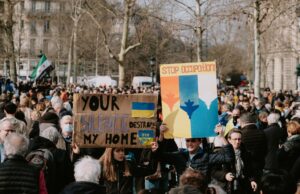 Le défi de l’école multiculturelle : les parents manifestent à l’école du Grand-Fraisses Manifestation de parents à l'extérieur de l'école du Grand-Fraisses avec des enfants diverses ethniques