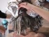 Grisir les cheveux pour détecter le cancer : une nouvelle théorie émergente Femme utilisant un griseur de cheveux, testant pour détecter le cancer
