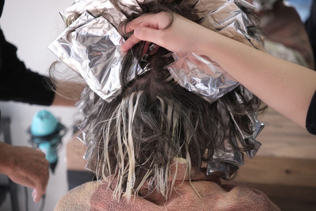 Grisir les cheveux pour détecter le cancer : une nouvelle théorie émergente