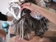 Grisir les cheveux pour détecter le cancer : une nouvelle théorie émergente Femme utilisant un griseur de cheveux, testant pour détecter le cancer