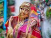 Les couleurs à porter au Maghreb en été 2026 : tendances de mode femme maghrébine portant des vêtements de couleur au soleil pendant l'été 2026 en Tunisie