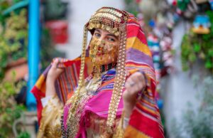 Les couleurs à porter au Maghreb en été 2026 : tendances de mode femme maghrébine portant des vêtements de couleur au soleil pendant l'été 2026 en Tunisie