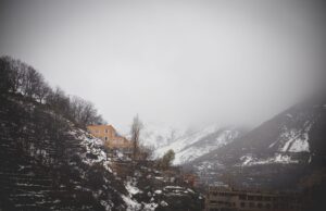 Découvrir les traditions berbères du Haut Atlas : Un voyage dans la culture et la mythologie berbère Famille berbère explorant le Haut Atlas, avec paysages de montagne dans le fond