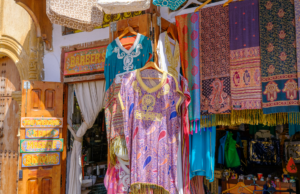 Une nouvelle boutique d’artisanat marocain ouvre ses portes à Cherbourg-en-Cotentin Artisanal Moroccan boutique opening in Cherbourg-en-Cotentin featuring traditional Moroccan crafts