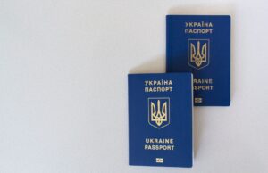 Passeport et visa pour les binationaux : règles en vigueur pour le voyage en Algérie cet été Famille de binationnels avec leur passeport en main sur le chemin vers l'Algérie
