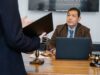 La Moudawana au Maroc : dernières tendances et réformes du Code de la famille Femme et homme marocain discutant sur une loi en bordure de salle