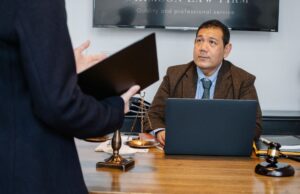 La Moudawana au Maroc : dernières tendances et réformes du Code de la famille Femme et homme marocain discutant sur une loi en bordure de salle