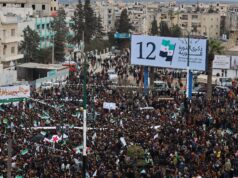 La révolution silencieuse des familles au Maroc : comment ça change tout ? Maroccan family celebrating financial independence revolution