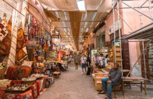 Le tourisme marocain attire les touristes étrangers : enquête sur les destinations populaires Foreign tourists exploring Marrakech souk market in Morocco