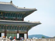 Paris et Corée du Sud : les destinations phares des Français pour l’été 2026 Paris and Seoul skyline at sunset, couples exploring cultural attractions