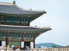 Paris et Corée du Sud : les destinations phares des Français pour l’été 2026 Paris and Seoul skyline at sunset, couples exploring cultural attractions