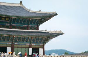 Paris et Corée du Sud : les destinations phares des Français pour l’été 2026 Paris and Seoul skyline at sunset, couples exploring cultural attractions