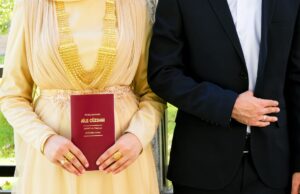 Assister à un mariage traditionnel au ecomusée : une expérience culturelle inoubliable Couple marié traditionnellement dans un ecomusée algérien