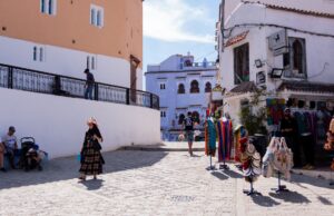 La transformation de la culture entrepreneuriale marocaine : un regard sur les entreprises familiales Moroccan family business owners collaborating at a desk