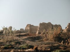 Les patrimoines rupestres du Maroc : Es-Semara, Marrakech et Tanger Famille exploreur devant les ruines rupestres du Maroc