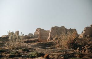 Les patrimoines rupestres du Maroc : Es-Semara, Marrakech et Tanger Famille exploreur devant les ruines rupestres du Maroc
