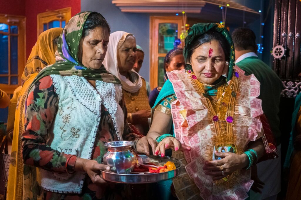 Mariages cachemiris : les traditions perpétuées entre festins et musique