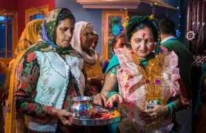 Mariages cachemiris : les traditions perpétuées entre festins et musique Famille kashmiri célébrant un mariage cachemiri avec festin et musique