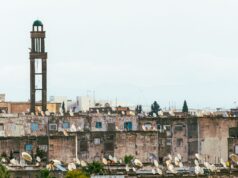 À 2h de Paris, une ville tunisienne devient un paradis pour les retraités Tunisian city paradise for pensioners with picturesque streets and retirees enjoying their new life