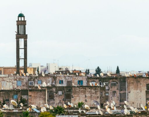 À 2h de Paris, une ville tunisienne devient un paradis pour les retraités Tunisian city paradise for pensioners with picturesque streets and retirees enjoying their new life