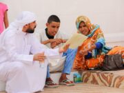 Allocation touristique : la vérité derrière la rumeur qui inquiète les communautés algérienne et tunisienne Famille algérienne et tunisienne en train de discuter à propos de l'allocation touristique