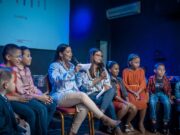Auditeur d’enfants en France : la formation nécessaire pour entendre la parole des enfants maghrébins Auditeur d'enfants en France entendant une enfant maghrébine parler