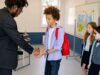 Conduites à risques et asphyxie dans les collèges français : les efforts pour assurer la sécurité des élèves Elève français dans un collège souffrant d'asphyxie, en présence de professeurs et du personnel médical